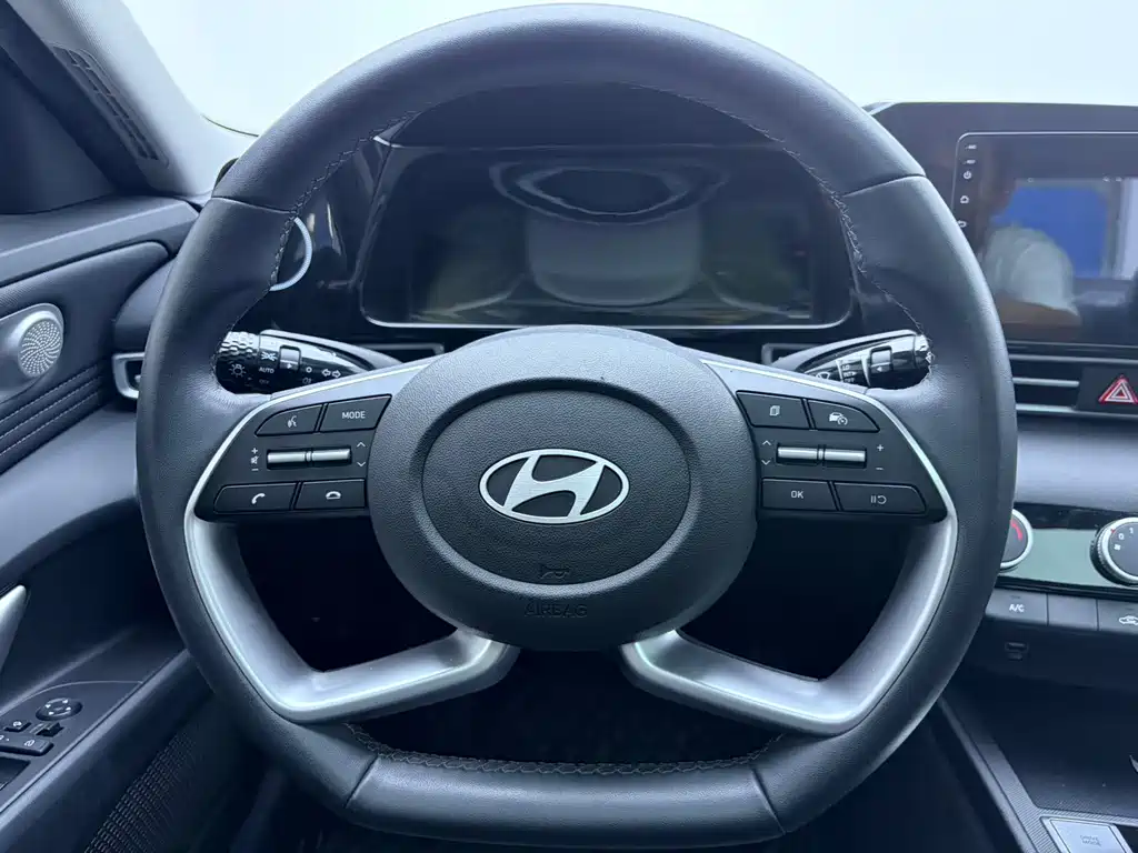 Hyundai Elantra 2023 — фото 9