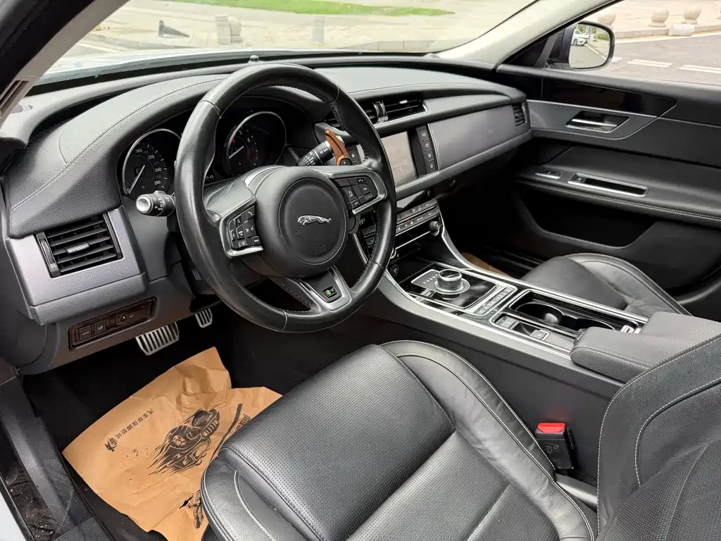 Jaguar XF 2017 — фото 12