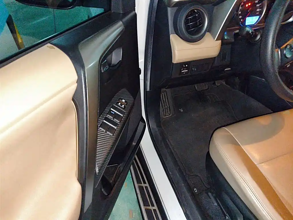 Toyota RAV4 2015 — фото 17