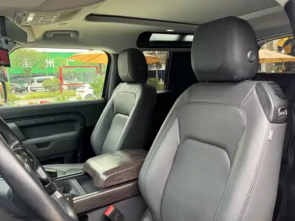 Land Rover Defender 2023