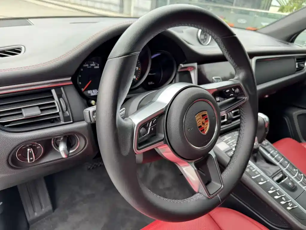 Porsche Macan 2019 — фото 22