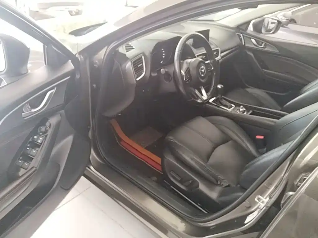 Mazda 3 Axela 2018 — фото 16