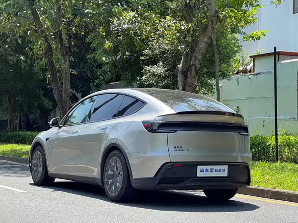 Tesla Model Y L 2025