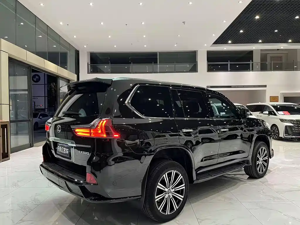 Lexus LX 2016 — фото 12