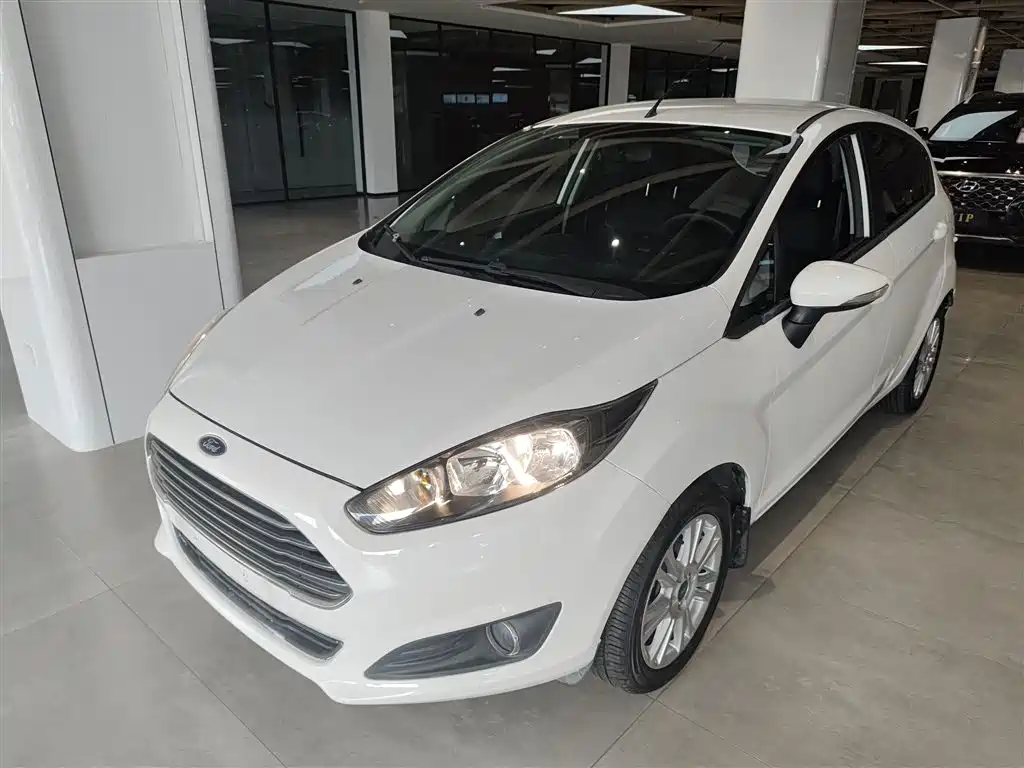 Ford Fiesta 2015 — фото 2