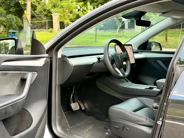Tesla Model Y 2025