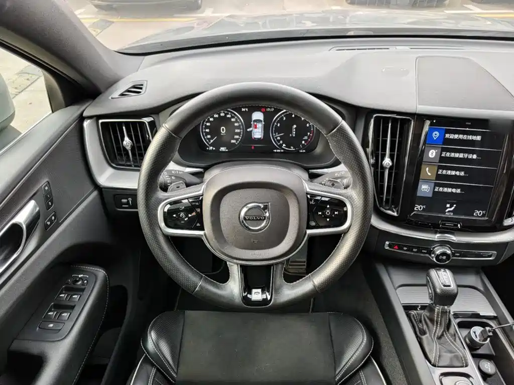 Volvo XC60 2018 — фото 22