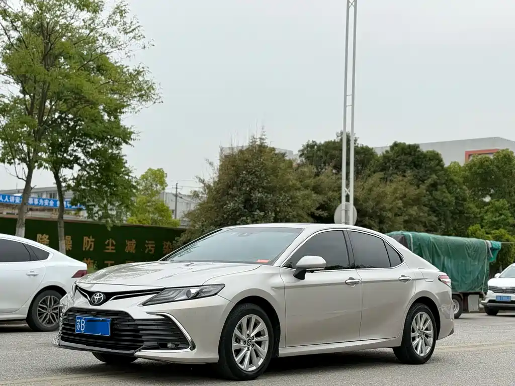 Toyota Camry 2022 — фото 1