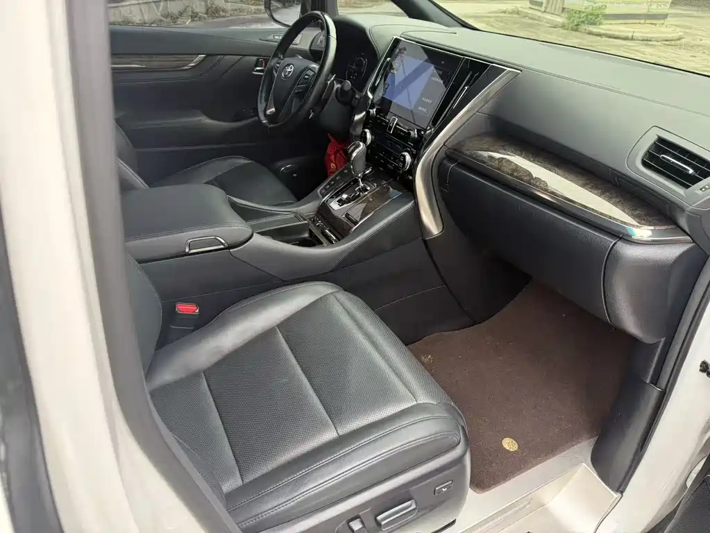 Toyota Alphard 2023 — фото 11
