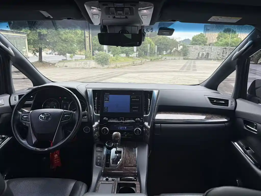 Toyota Alphard 2023 — фото 12