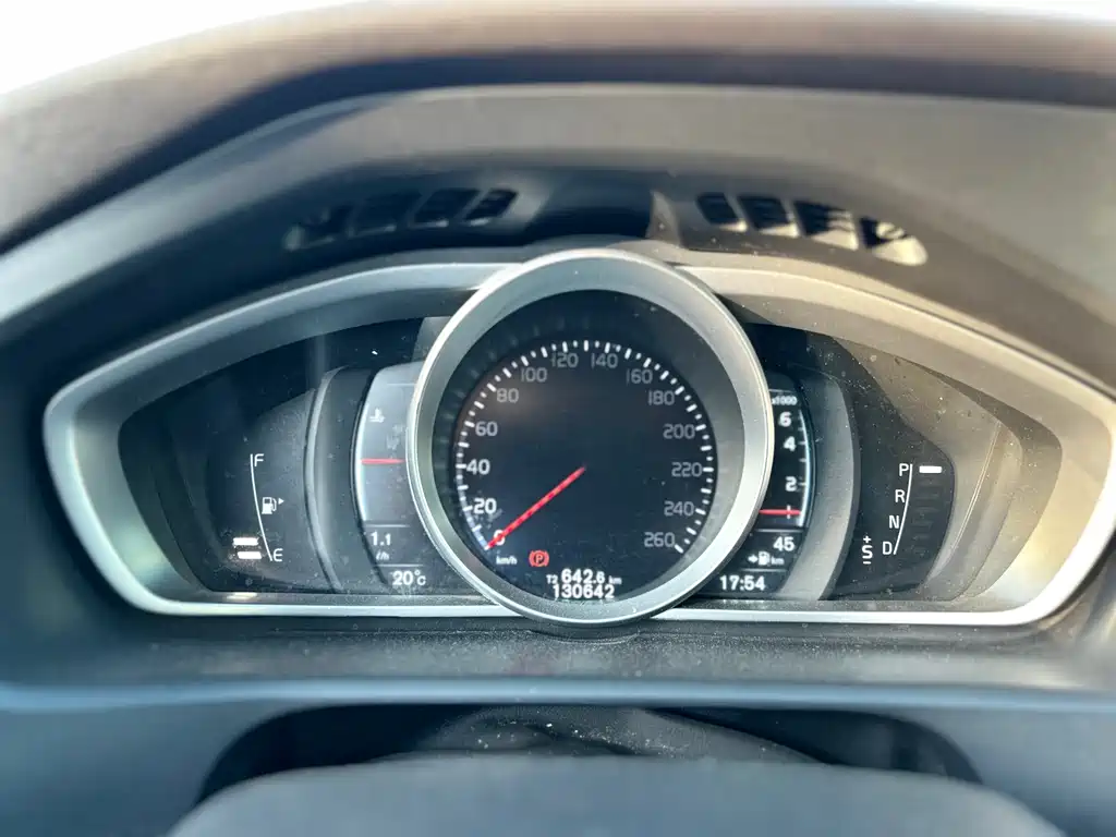 Volvo V40 2015 — фото 19