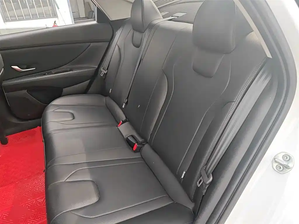 Hyundai Elantra 2022 — фото 17