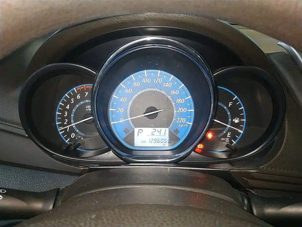 Toyota Yaris L 2015 — фото 12