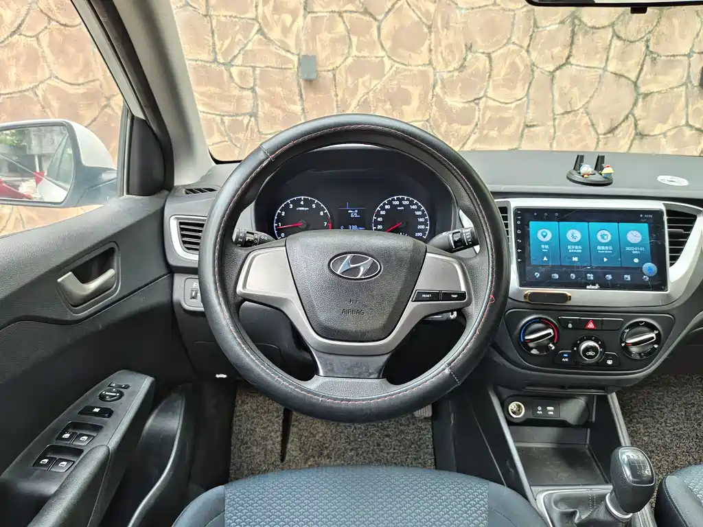 Hyundai Verna 2017 — фото 12