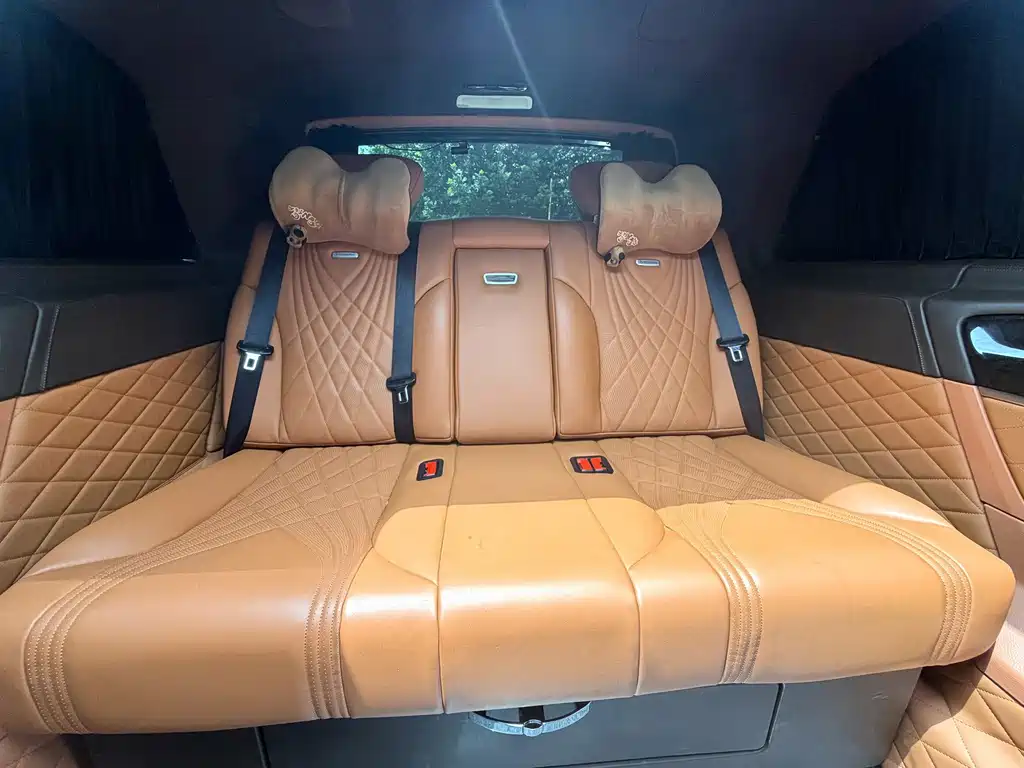 Mercedes-Benz V-Class 2023 — фото 11
