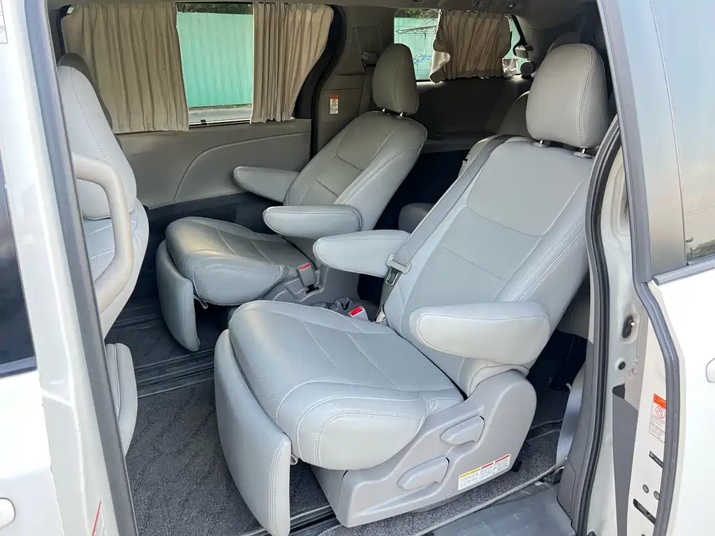 Toyota Sienna 2017 — фото 17