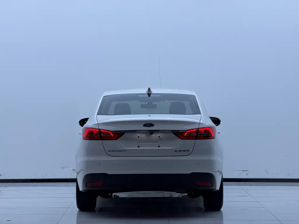 Ford Escort 2020 — фото 16