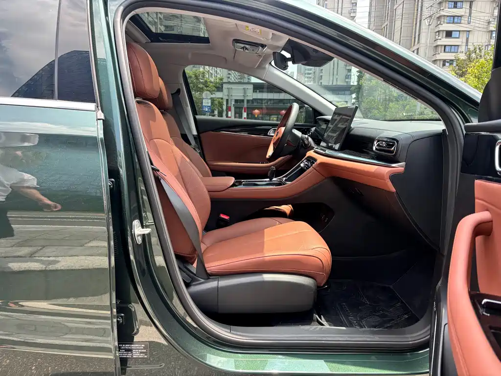 Geely Emgrand 2025 — фото 13