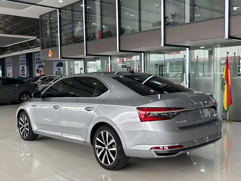 Skoda Superb 2023 — фото 11