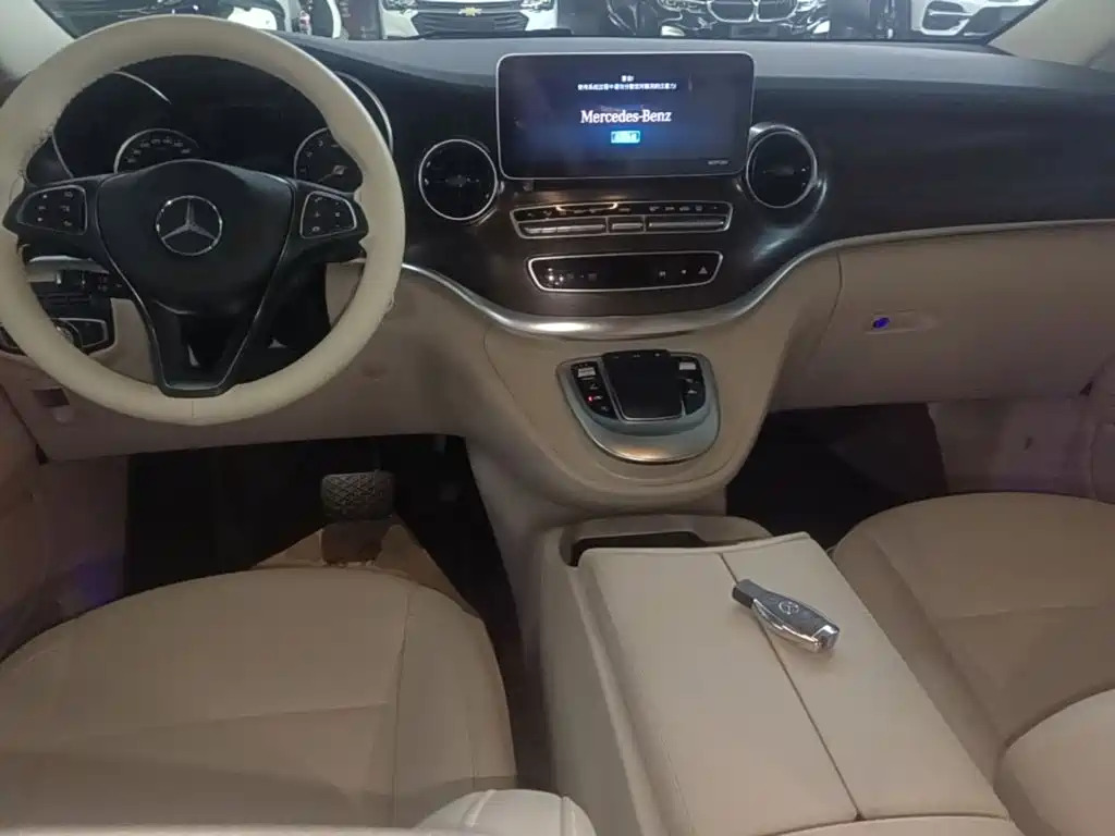 Mercedes-Benz V-Class 2022 — фото 10