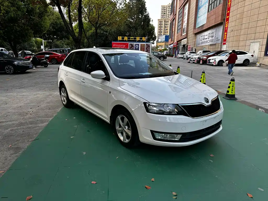 Skoda Rapid Spaceback 2017 — фото 3