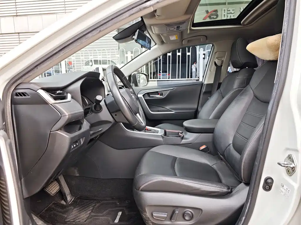Toyota RAV4 2021 — фото 16