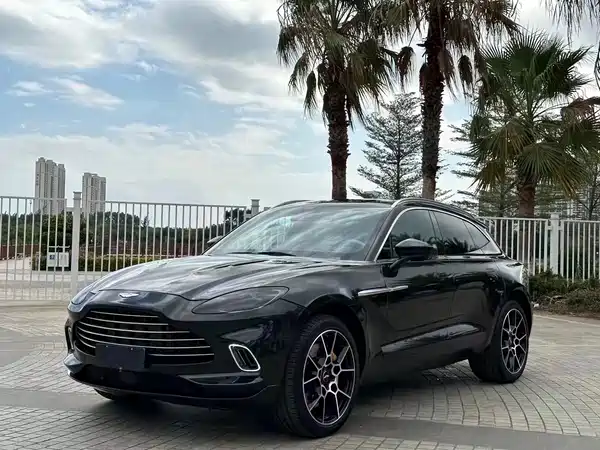 Aston Martin DBX 2022