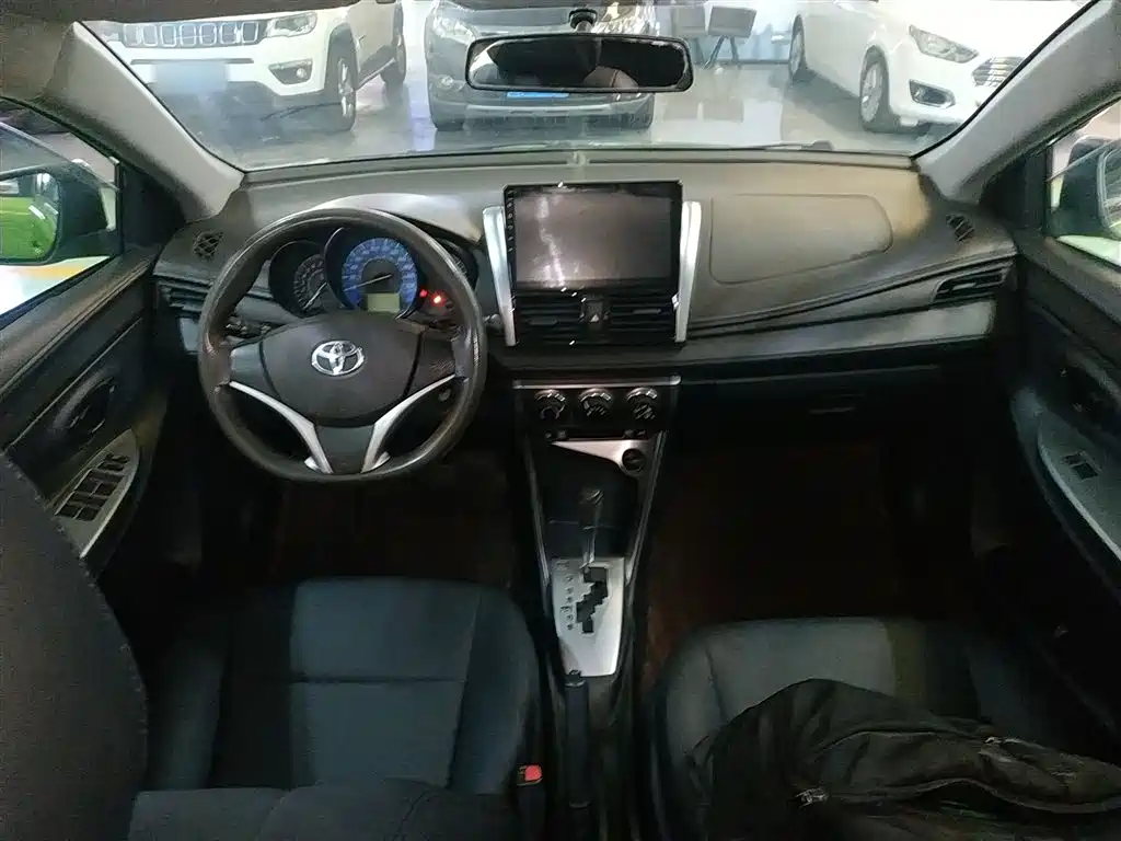Toyota Yaris L 2015 — фото 10