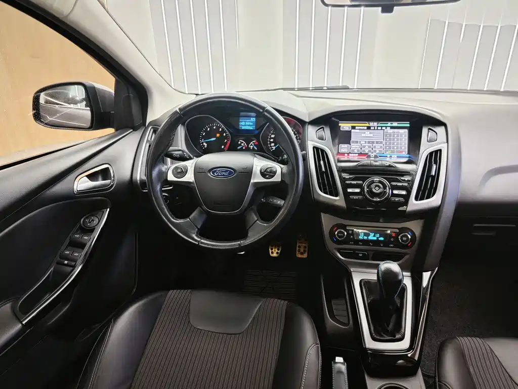 Ford Focus 2014 — фото 11