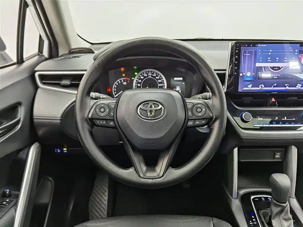 Toyota Corolla Cross 2023 — фото 11