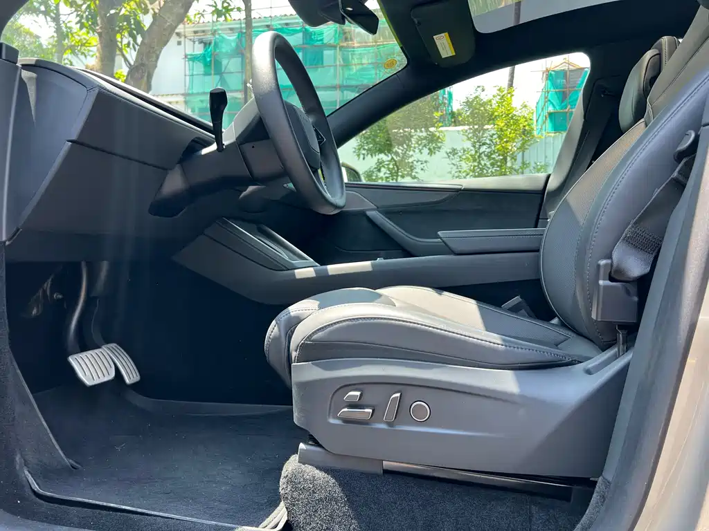 Tesla Model Y L 2025 — фото 8