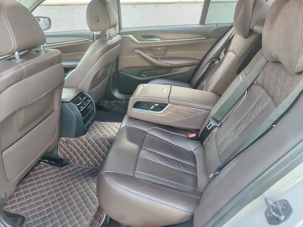 BMW 5 Series 2019 — фото 12