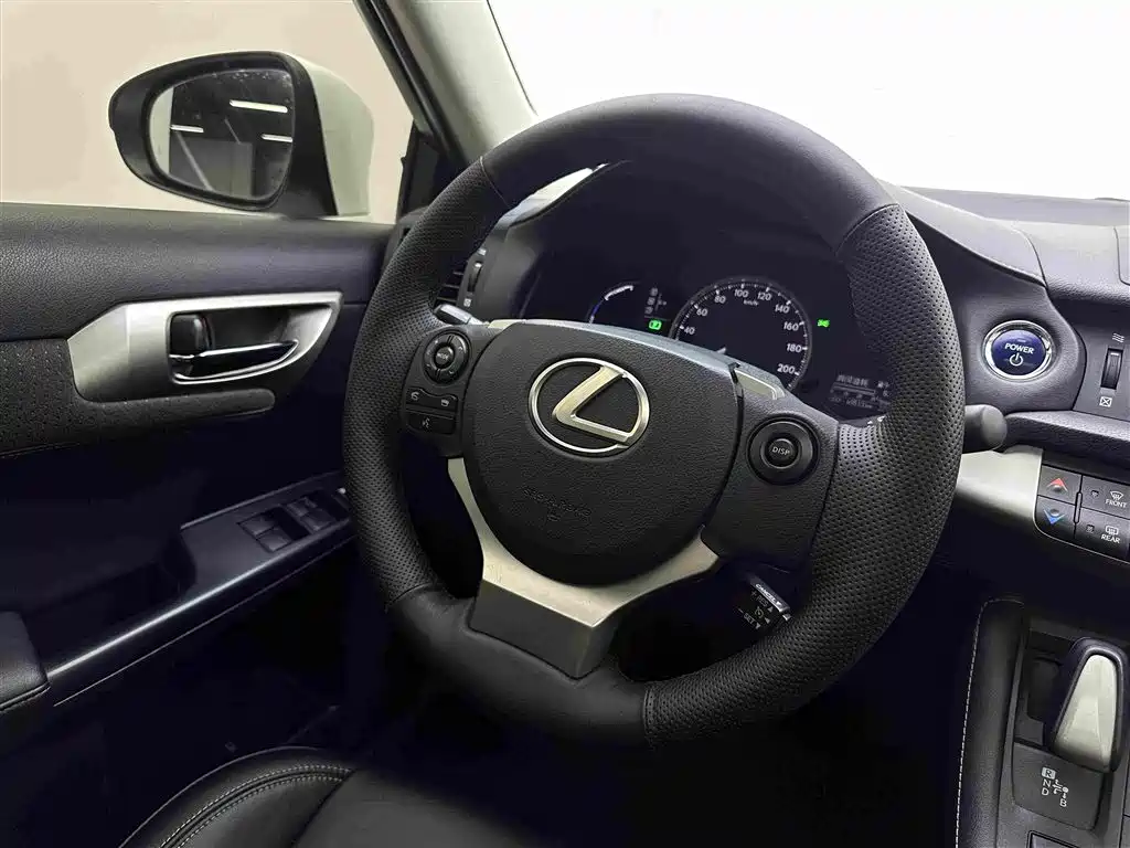Lexus CT 2017 — фото 10