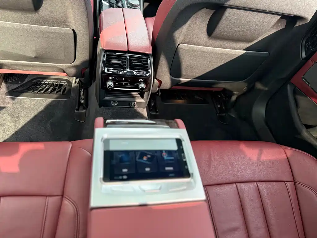 BMW 5 Series 2018 — фото 11
