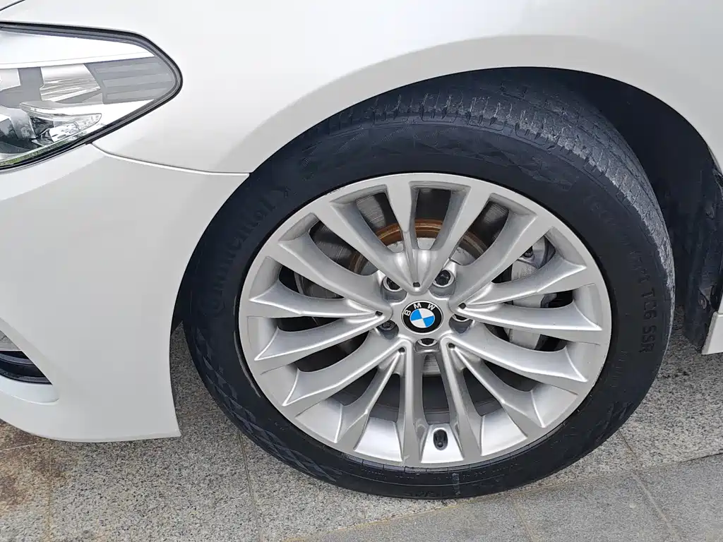 BMW 5 Series 2018 — фото 22