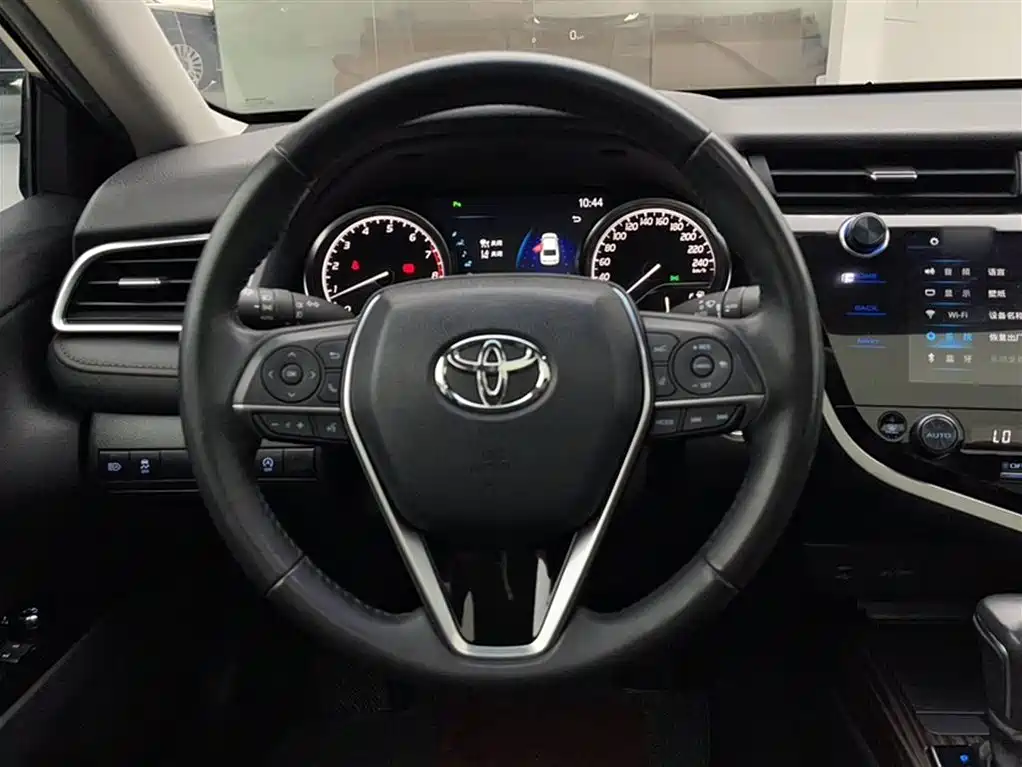 Toyota Camry 2019 — фото 15