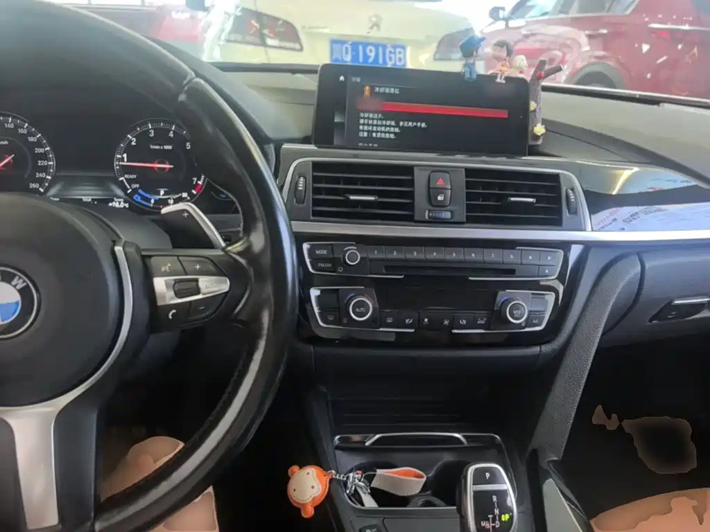 BMW 3 Series 2018 — фото 10