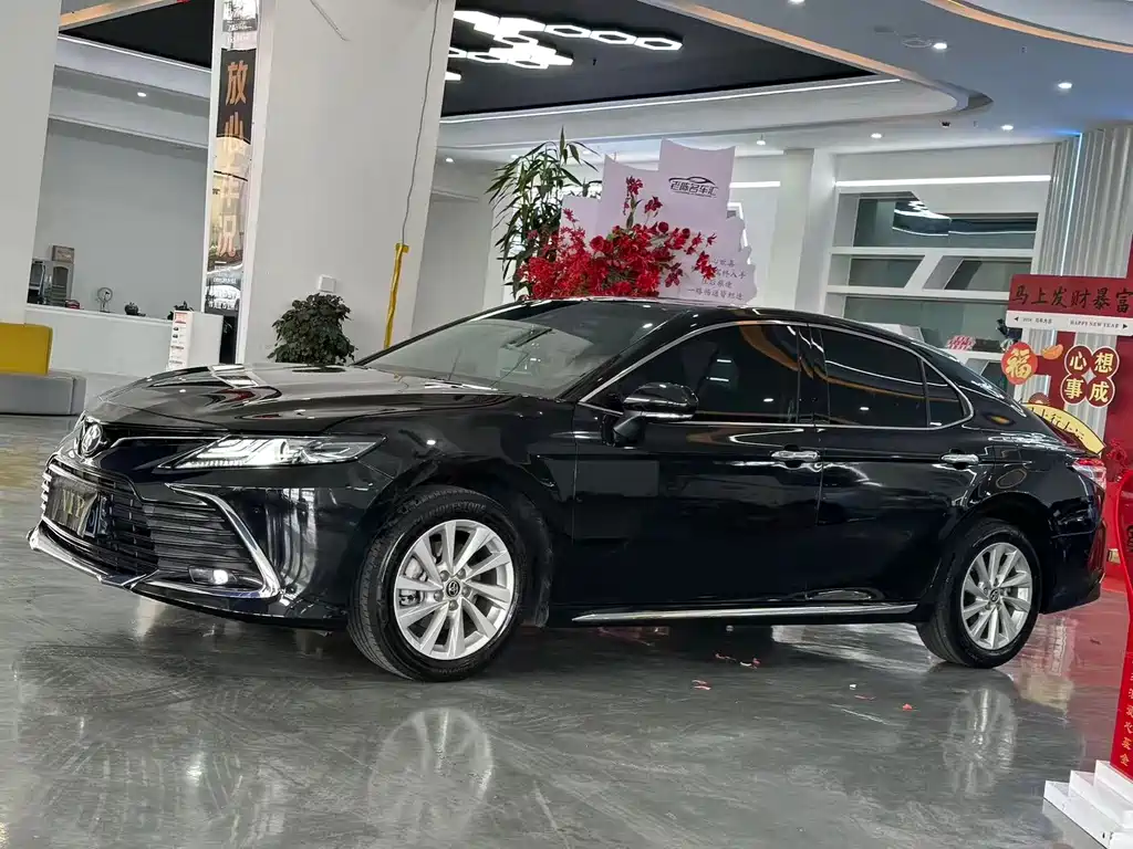 Toyota Camry 2023 — фото 1