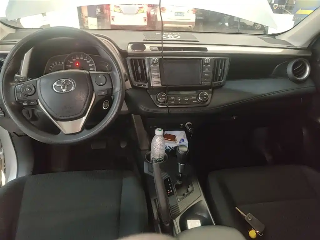 Toyota RAV4 2015 — фото 10
