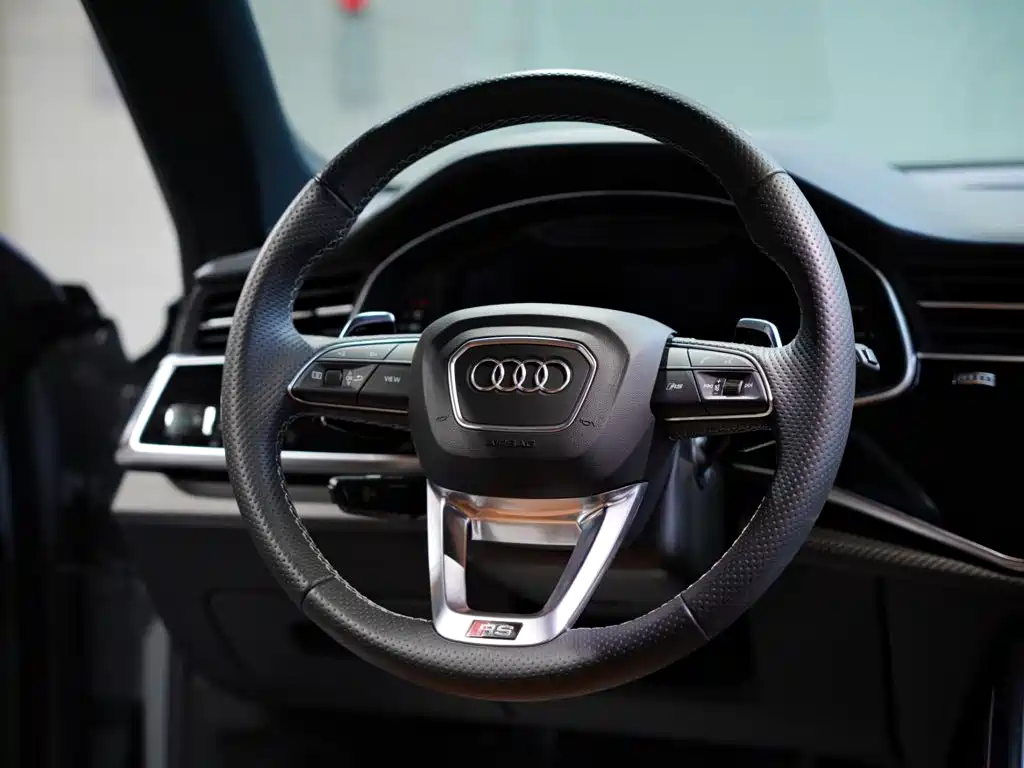 Audi RS Q8 2023 — фото 36