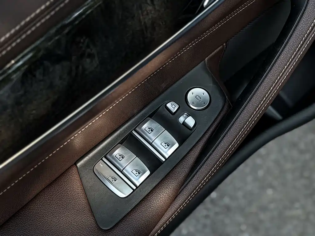 BMW 5 Series 2020 — фото 9