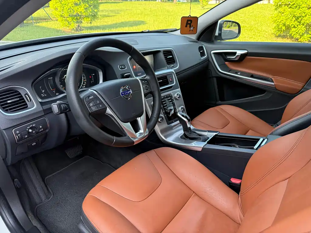 Volvo S60 2017 — фото 11