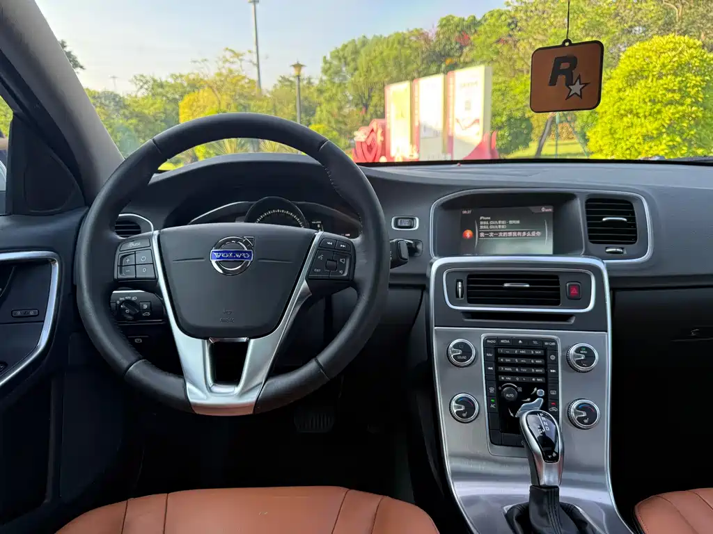 Volvo S60 2017 — фото 10