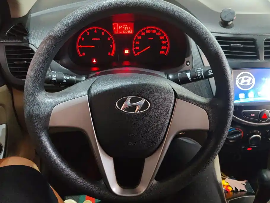 Hyundai Accent 2015 — фото 15
