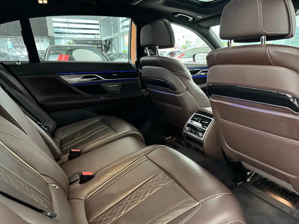 BMW 7 Series 2019 — фото 12
