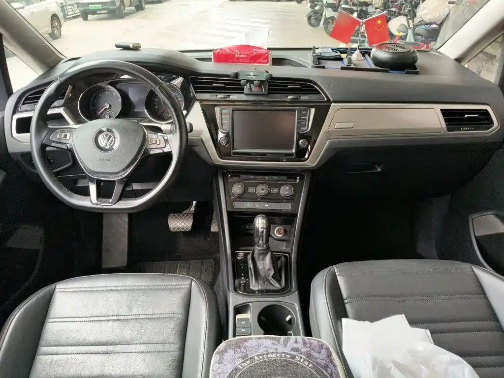 Volkswagen Touran 2018 — фото 13