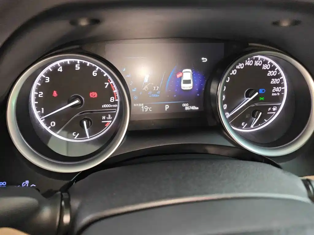 Toyota Camry 2018 — фото 12