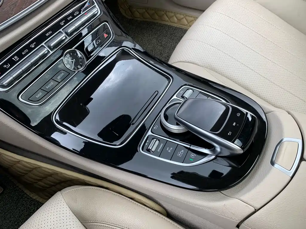 Mercedes-Benz E-Class 2017 — фото 19