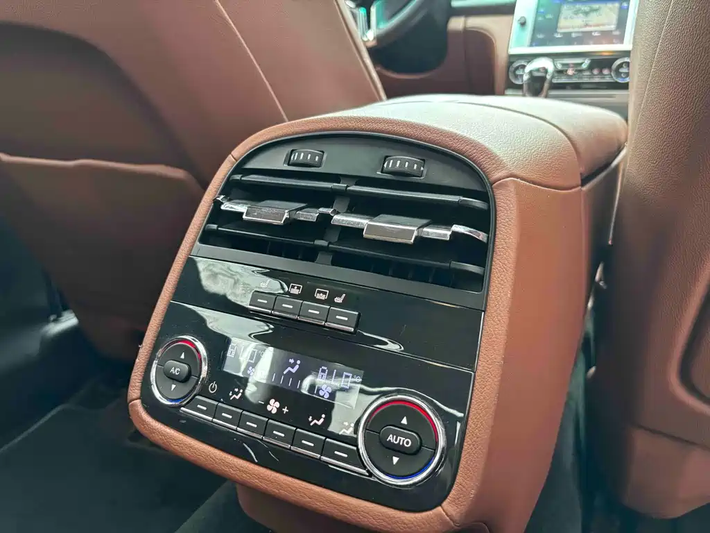 Maserati Quattroporte 2015 — фото 11