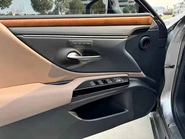 Lexus ES 2024
